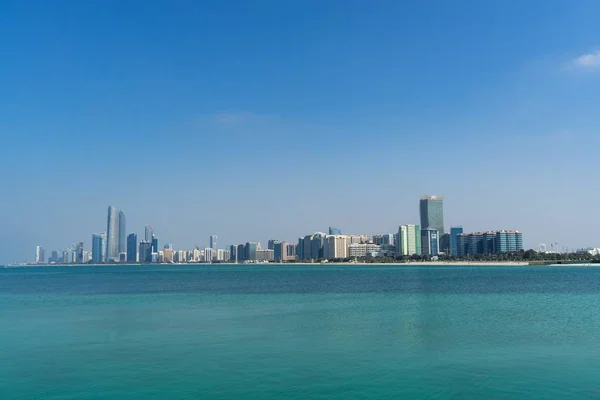 Mer Entourant Les Bâtiments Sous Lumière Soleil Abu Dhabi Aux — Photo