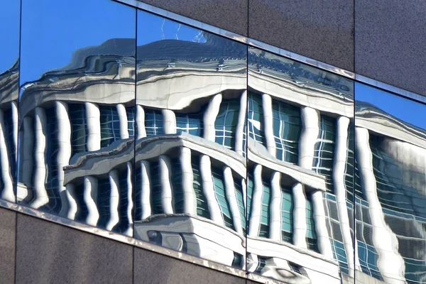 Reflejo Distorsionado Fachada Edificio Sobre Una Superficie Reflectante — Foto de Stock