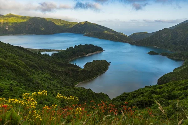 Vista Fascinante Lago Calmo Rodeado Por Montanhas Lagoa Fogo Açores — Fotografia de Stock