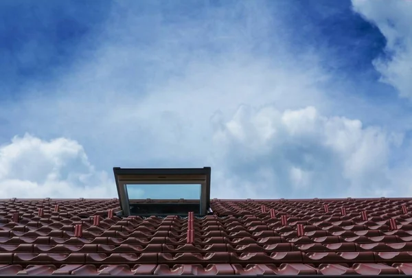 Eine Nahaufnahme Von Einem Roten Metalldach Mit Offenem Fenster Einem — Stockfoto