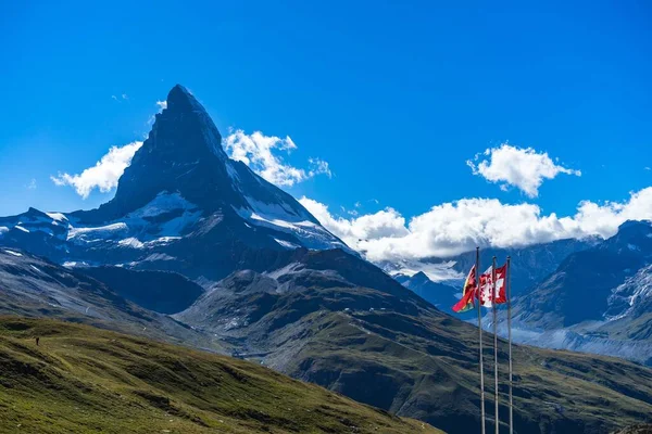 Ett Vackert Landskap Med Tre Flaggor Nära Matterhornbergen Schweiziska Alperna — Stockfoto