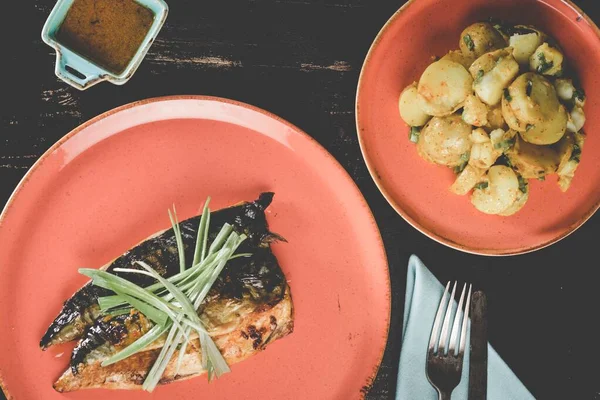 Una Toma Aérea Pescado Con Verduras Plato Rojo — Foto de Stock