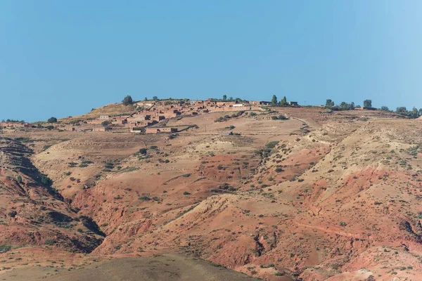 Mavi Gökyüzünün Altında Binaları Olan Bir Dağ — Stok fotoğraf