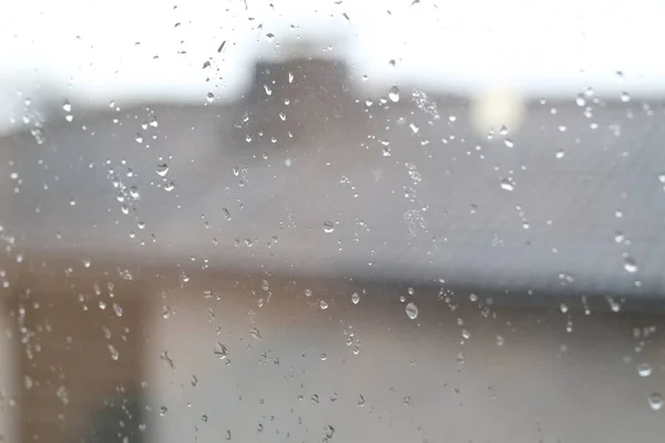 Uma Janela Vidro Coberta Gotas Chuva Com Edifícios Fundo Embaçado — Fotografia de Stock