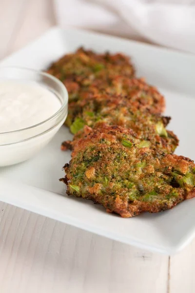 Beau Coup Côtelettes Viande Légumes Avec Sauce Dans Assiette — Photo