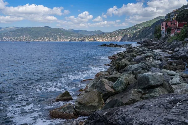 Costa de Liguria en el promontorio Tigullio entre Camogli y Portofino, Italia — Foto de Stock