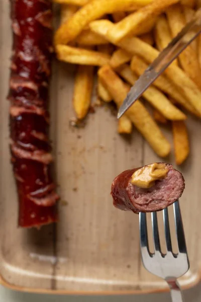 Vue Aérienne Une Assiette Bois Avec Des Frites Des Saucisses — Photo