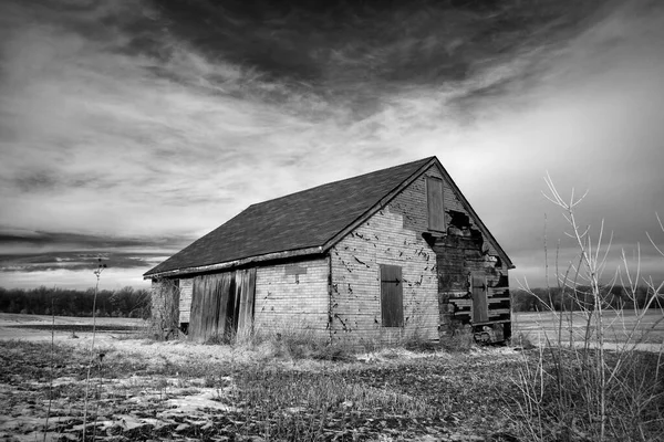 Eine Schwarz Weiß Aufnahme Eines Alten Heruntergekommenen Bauernhauses Der Prärie — Stockfoto