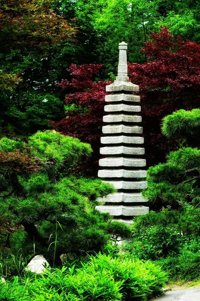 Vertikální Záběr Kamenného Dekorativního Pilíře Kvetoucí Zelené Červené Japonské Zahradě — Stock fotografie