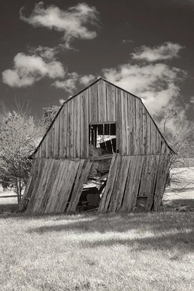 Plan Vertical Noir Blanc Une Ancienne Grange Bois Penchée Côté — Photo