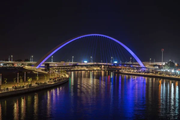 前置灯的大桥 夜间在乌艾的迪拜水渠上方 — 图库照片