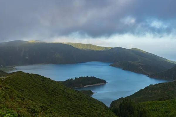 Vista Hipnotizante Lago Rodeado Por Montanhas Lagoa Fogo Açores Portugal — Fotografia de Stock