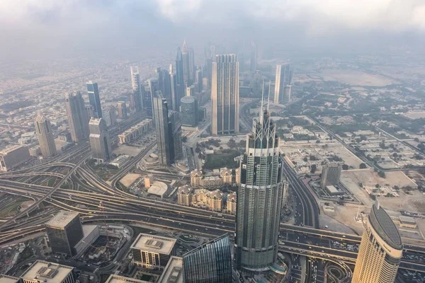 Een Luchtfoto Van Dubai Bedekt Met Gebouwen Mist Tijdens Een — Stockfoto