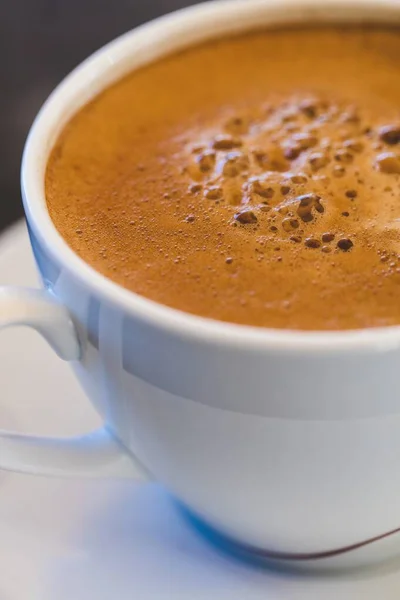 Primer Plano Una Taza Blanca Llena Café —  Fotos de Stock