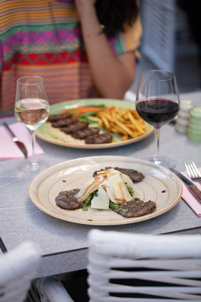 Vakkert Bilde Kvinne Som Spiser Middag Drikker Vin – stockfoto