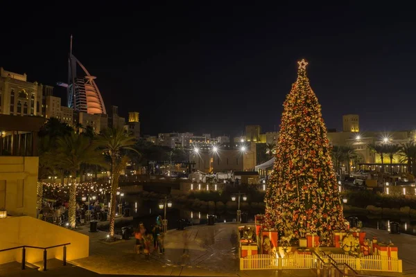 Vánoční Stromek Obklopený Světly Budovami Souk Madinat Jumeirah Dubaji — Stock fotografie