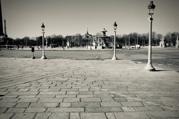 Uma Foto Tons Cinza Uma Praça Paris Com Muitas Luzes — Fotografia de Stock
