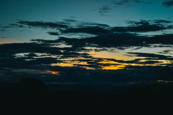 Dech Beroucí Krajina Západu Slunce Zamračené Obloze Ideální Pro Tapety — Stock fotografie