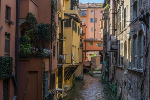 イタリア ボローニャの有名な絵の運河 — ストック写真