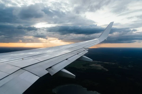 Uma Asa Avião Nuvens Vista Janela — Fotografia de Stock