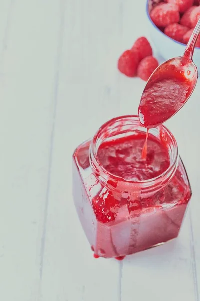 Een Verticaal Schilderstuk Van Framboos Jam Een Bokaal Met Een — Stockfoto