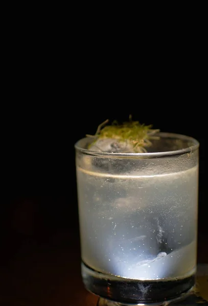 Een Ijzige Kleurloze Cocktail Met Groene Garnering Een Glas Tegen — Stockfoto