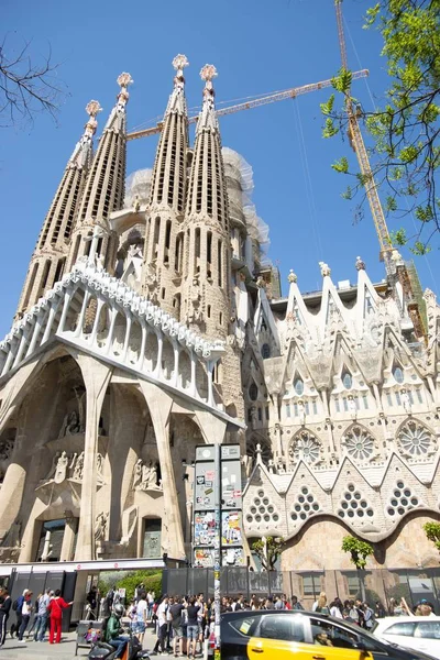 Barcelona España Abr 2019 Templo Sagrada Familia Turista Frente Fachada — Foto de Stock