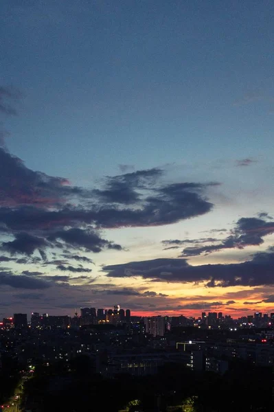 Vertikal Bild Byggnader Med Tända Ljus Blå Himmel — Stockfoto