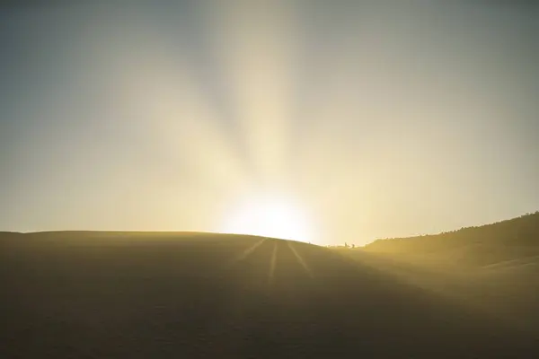 Krásná Scenérie Opuštěné Krajiny Jasnou Oblohou Při Západu Slunce — Stock fotografie