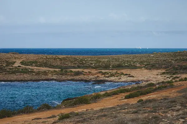 Eine Weitwinkelaufnahme Des Vom Meer Umgebenen Strandes — Stockfoto