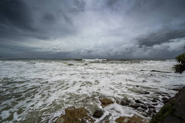 Фото Темних Хмар Над Сонячним Узбережжям Пінявим Скелястим Берегом Квінсленді — стокове фото
