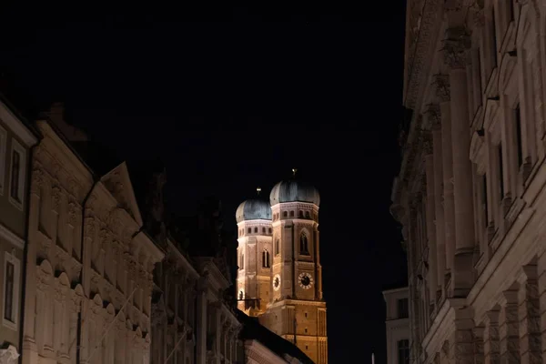 Frauenkirche Rodeado Edificios Luces Durante Noche Munich Alemania — Foto de Stock