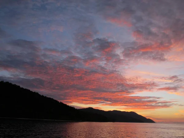 Vista Hipnotizante Oceano Silhuetas Das Montanhas Durante Pôr Sol — Fotografia de Stock