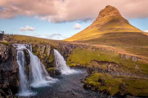 Φωτογραφία του ηφαιστείου Kirkjufell και του καταρράκτη του το πρωί, στα ανατολικά της Ισλανδίας. — Φωτογραφία Αρχείου