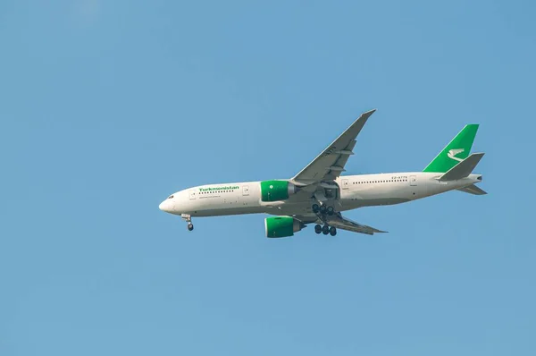 London Ηνωμενο Βασιλειο Απρ 2017 Αεροσκάφος Τουρκμενιστάν Πλησιάζει Αεροδρόμιο Χίθροου — Φωτογραφία Αρχείου