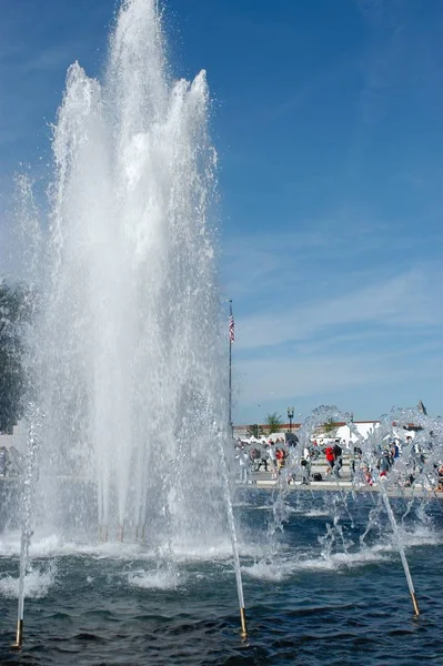 Fontana Con Cielo Azzurro Giorno Cui Commemorato Memoriale Della Seconda — Foto Stock