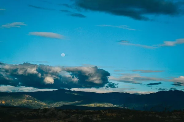 Las Nubes Oscuras Sobre Las Colinas Rocosas Desierto Tatacoa Colombia —  Fotos de Stock