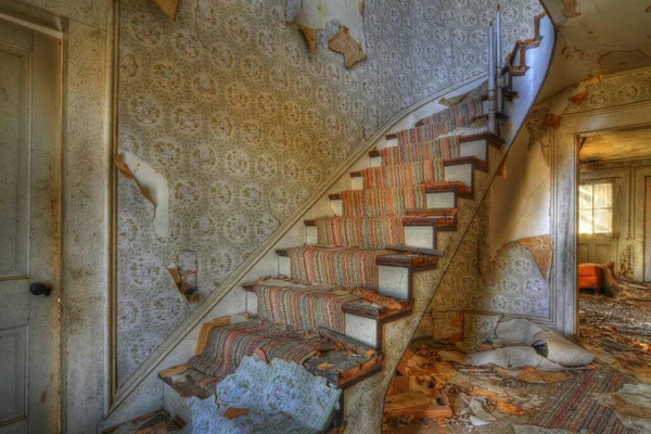 Staircase Covered Carpet Abandoned Building Ruined Walls — Stock Photo, Image