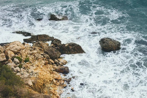 Várias Rochas Pedras Praia Rodeadas Água Durante Dia — Fotografia de Stock