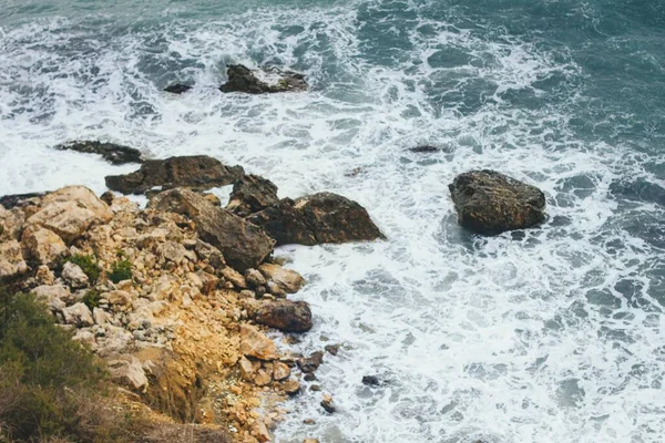 Varias Rocas Piedras Playa Rodeadas Agua Durante Día —  Fotos de Stock