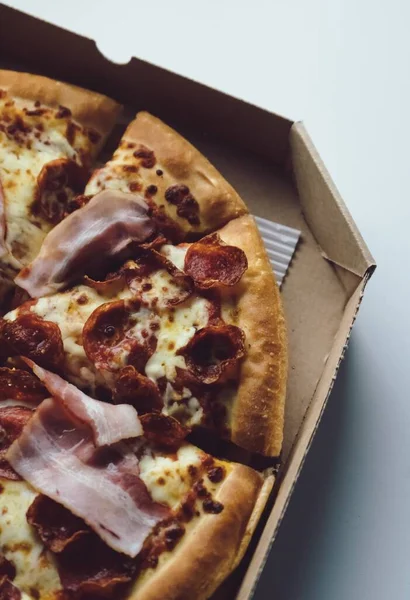 Uma Vista Alto Ângulo Uma Pizza Com Bacon Cortada Fatias — Fotografia de Stock
