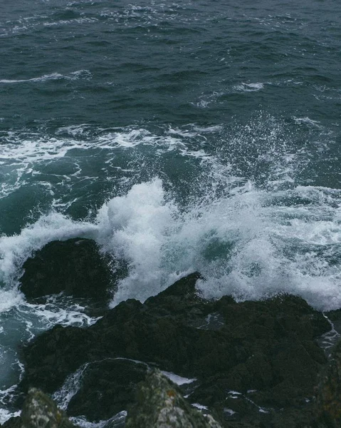 Krásný Záběr Bláznivých Mořských Vln Během Dne — Stock fotografie