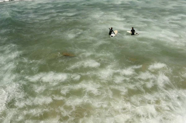 Vysoký Úhel Pohledu Dva Surfaři Deskami Moři Pod Slunečním Světlem — Stock fotografie
