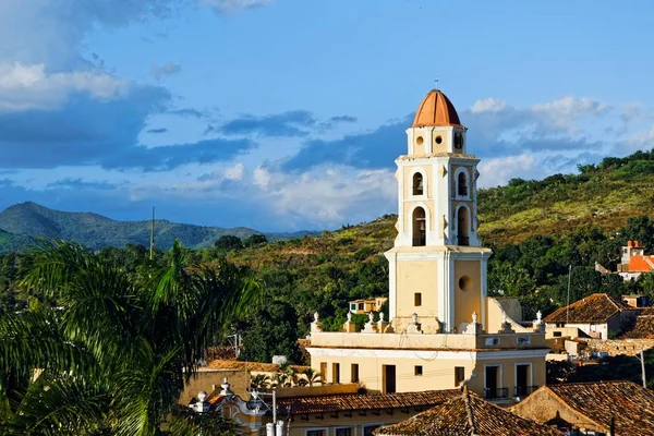 Wysokie Ujęcie Kąta Miejskiego Krajobrazu Barwnymi Historycznymi Zabudowaniami Kubie — Zdjęcie stockowe