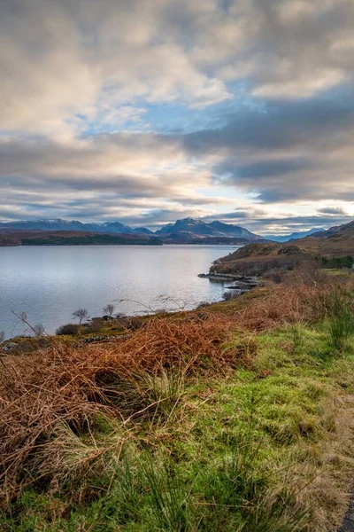 Vertical alto ângulo tiro de um pequeno lago sob o céu nublado Highlands, Escócia — Fotografia de Stock