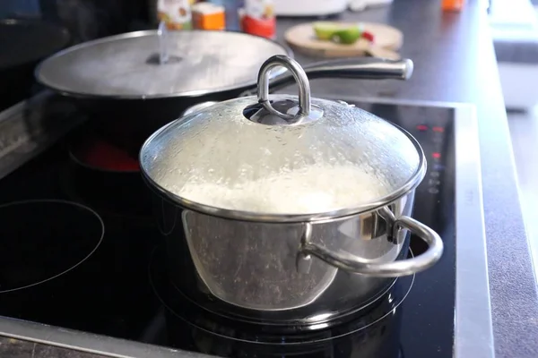 Zbliżenie garnków metalowych na kuchence w kuchni — Zdjęcie stockowe