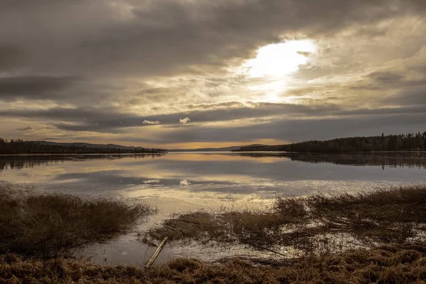 구름 한 점없는 맑은 하늘을 배경으로 한 호수의 넓은 사진 — 스톡 사진