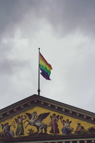 Прапор Національному Театрі Max Joseph Platz Мюнхені — стокове фото
