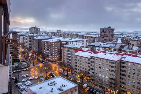 Budovy Pamplona se sněhem na střeše ráno — Stock fotografie