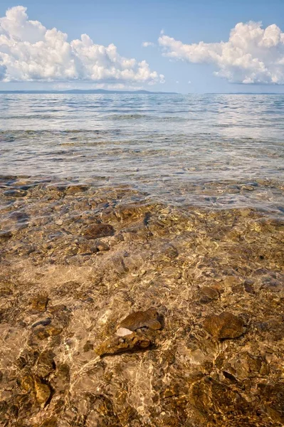 Κάθετη Λήψη Του Καθαρού Νερού Της Θάλασσας Κάτω Από Τον — Φωτογραφία Αρχείου